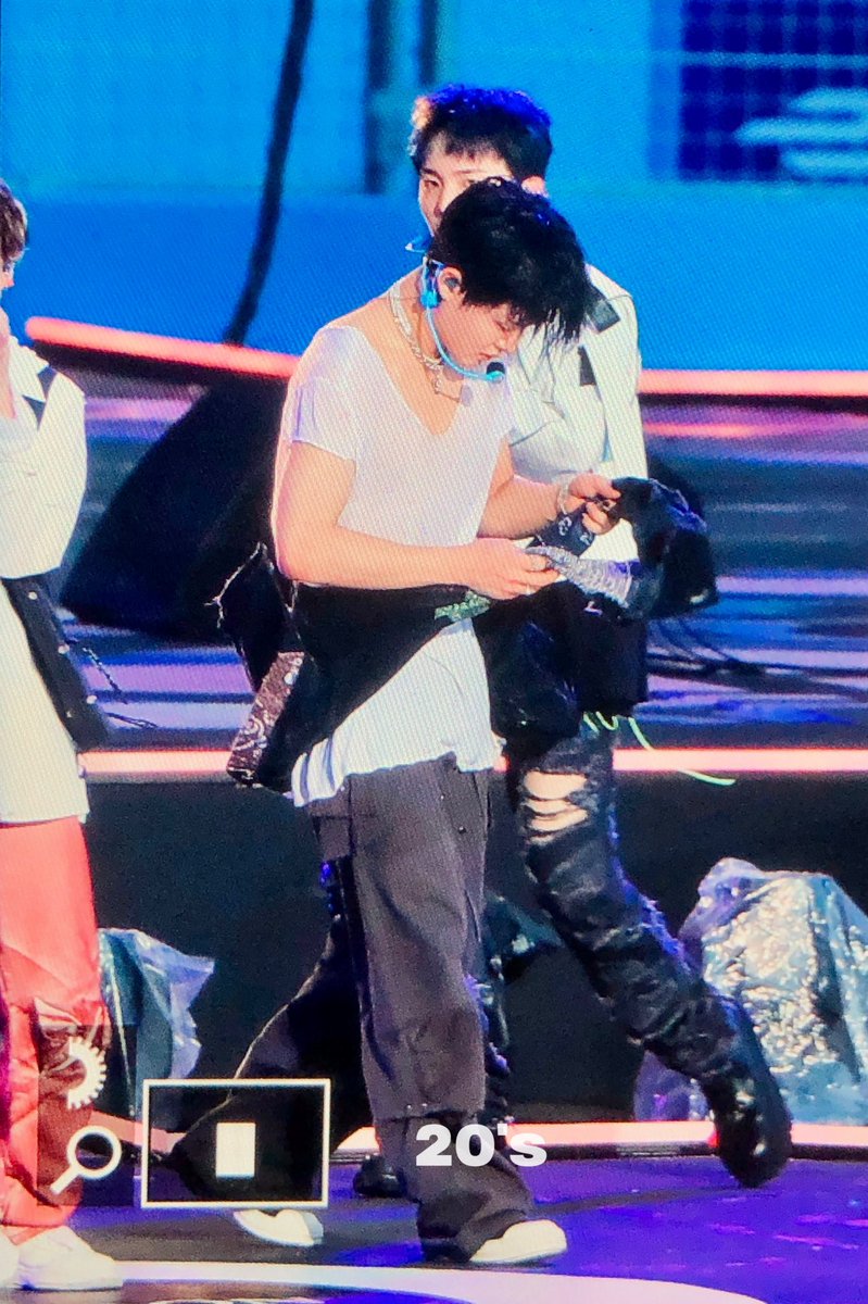 hooniestyles's tweet photo. PARK JIHOON TOOK OFF HIS JACKET, OH MY- https://t.co/WyikQYc3Ay