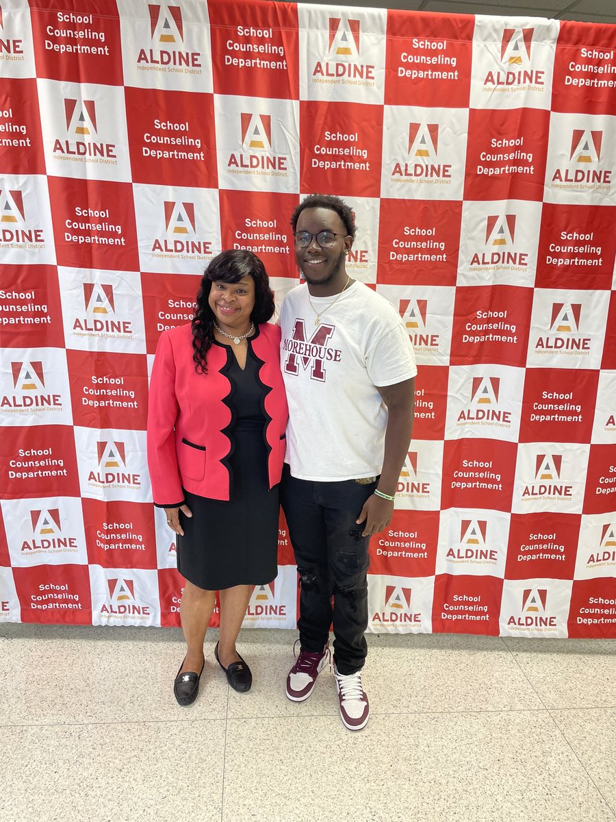 MooreCounselor's tweet photo. My Former student’s mom found me at #AldineConvocation2022 to Thank me Again for being in her son’s village!! #AldineConnected @AldineISD https://t.co/PsCQGx1ot4