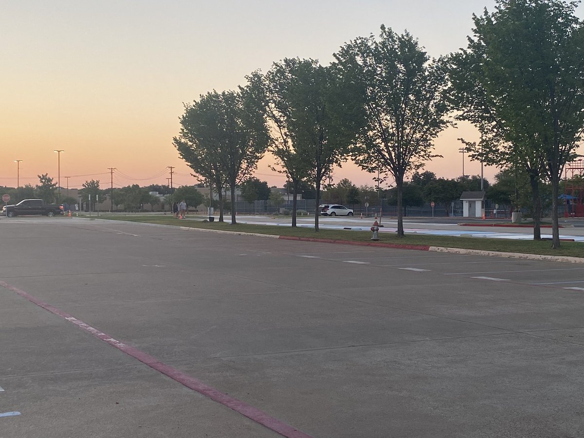 It’s a great morning to paint a parking lot. Seniors, let’s do this! #paint #seniors24 #lastdaysofsummer #rahrahrahmustangsfight