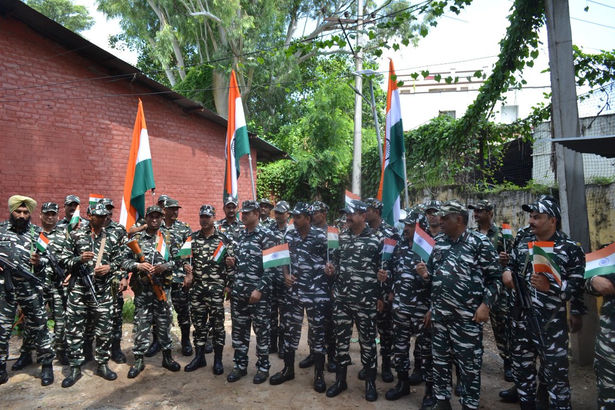 jammusector's tweet photo. Let’s Hoist #Tiranga in our Homes as a part of  #HarGharTiranga
#166Bn organised #TirangaRally in Maheshpura area, Jammu (J&amp;K) to motivate public to celebrate #AzadiKaAmritMahotsav #MomentsWithTiranga #TirangaMeraMaan under supervision of Sangeeta Chauhan Dy Comdt. https://t.co/UYjNO1fe4M