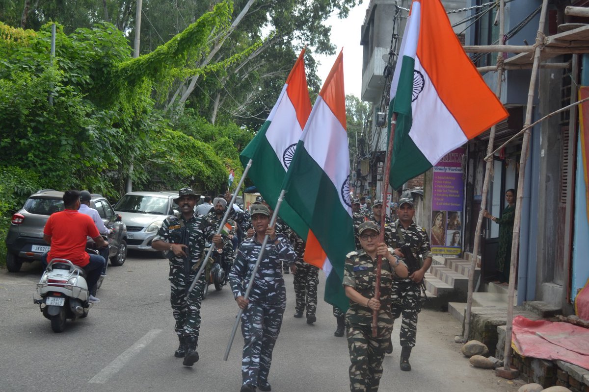 jammusector's tweet photo. Let’s Hoist #Tiranga in our Homes as a part of  #HarGharTiranga
#166Bn organised #TirangaRally in Maheshpura area, Jammu (J&amp;K) to motivate public to celebrate #AzadiKaAmritMahotsav #MomentsWithTiranga #TirangaMeraMaan under supervision of Sangeeta Chauhan Dy Comdt. https://t.co/UYjNO1fe4M