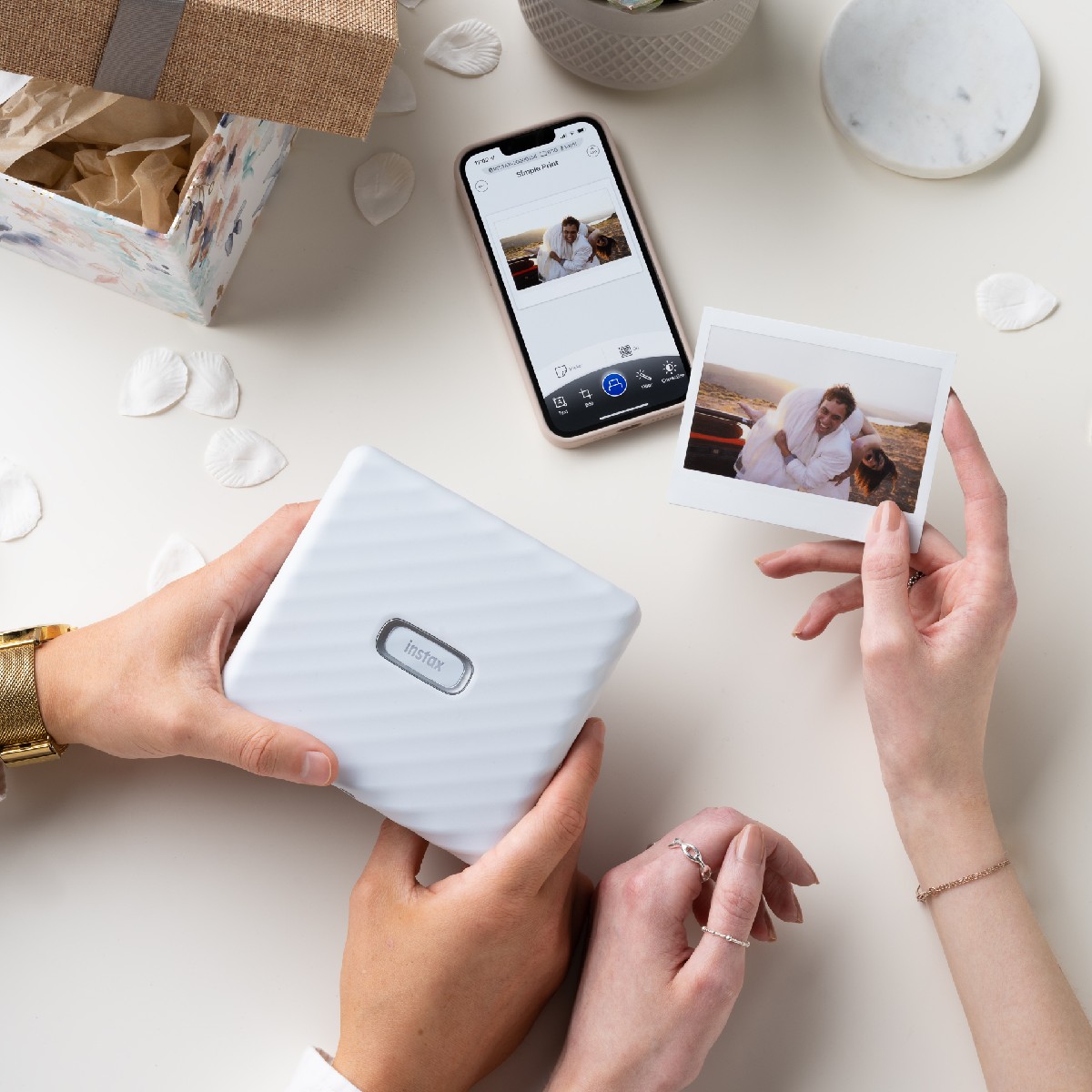 Instax_ZA's tweet photo. It's like being able to hold your wedding day in the palm of your hand! 🥰 

#instax #instaxsa #instaxprints #instaxideas #instaxfilm https://t.co/ala8jXEnFy