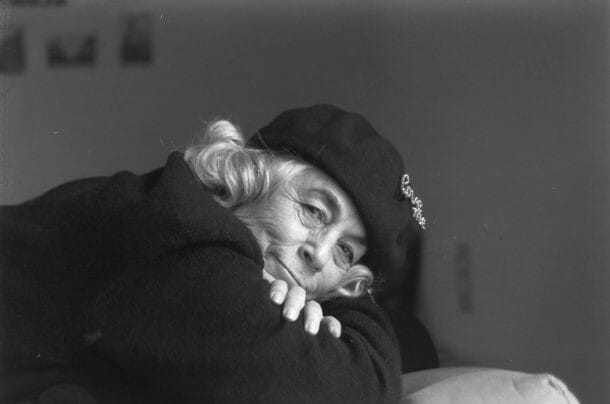 literlandweb1's tweet photo. "Lo sé. Me complico la vida, me hago preguntas y me meto en líos. Digo lo que pienso y lo que siento; no tengo miedo de lo que piensen de mí y estoy contenta, a pesar de todo, siendo como soy".
Carmen Martín Gaite
📷Emma Rodríguez https://t.co/o8eXvgzb05