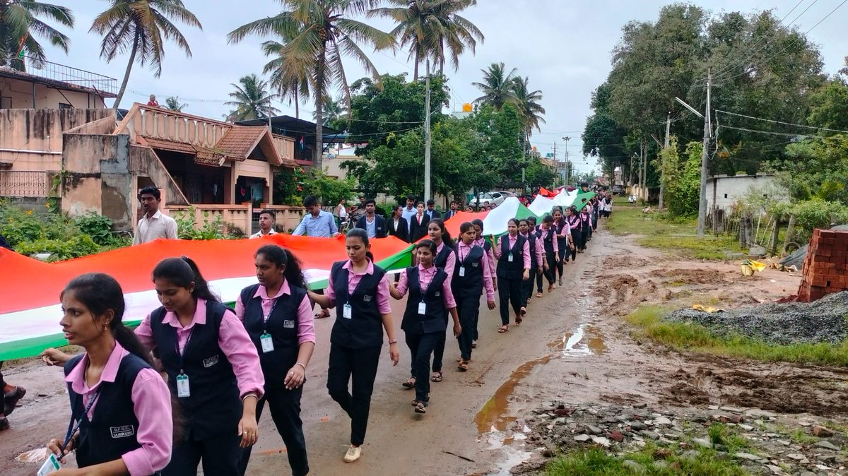DarshanTC2's tweet photo. 75ನೇ ಸ್ವಾತಂತ್ರ್ಯೋತ್ಸವದ ಸವಿನೆನಪಿನಲ್ಲಿ ಆಗಸ್ಟ್ 13 ರಂದು, ಸಂಗೊಳ್ಳಿ ರಾಯಣ್ಣ ಯುವ ವೇದಿಕೆ(ರಿ) ತರೀಕೆರೆ, ನೆಹರು ಯುವ ಕೇಂದ್ರ ಚಿಕ್ಕಮಗಳೂರು, ಸರ್ಕಾರಿ ಪ್ರಥಮ ದರ್ಜೆ ಕಾಲೇಜು ತರೀಕೆರೆ,ಆಶ್ರಯದಲ್ಲಿ 700ಅಡಿ ಉದ್ದದ ತಿರಂಗ ಮೆರವಣಿಗೆ.@Nyksindia @nykskarnataka @NYKCKM @BSBommai @BABasavaraja @JeevaJay14 @YASMinistry https://t.co/A3gZmavTL0