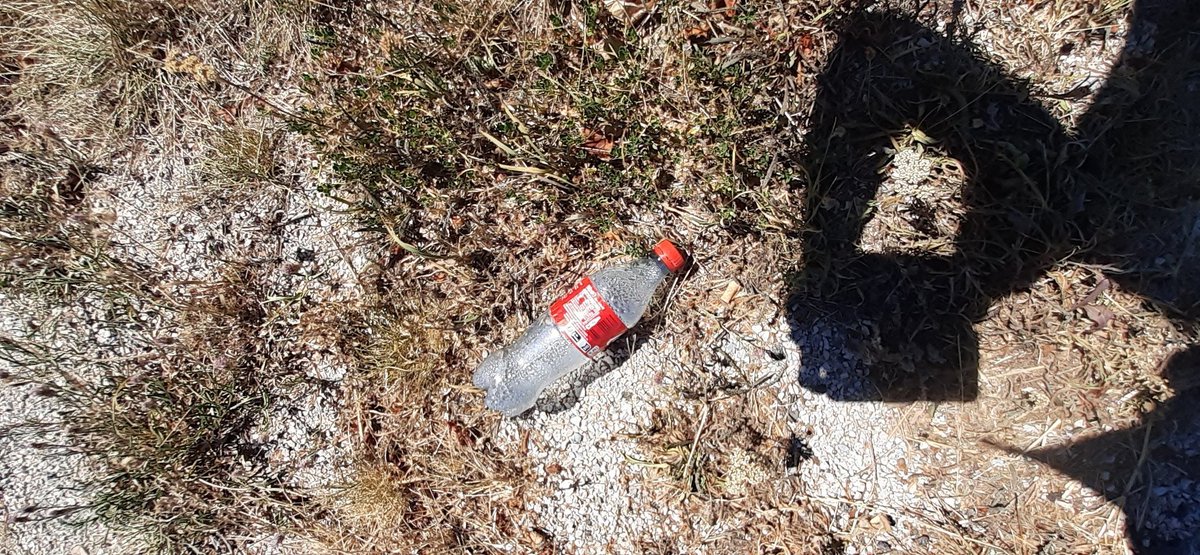 G_vs_ecoanxiety's tweet photo. Je crois que c'est à vous @cocacolafr 
Il y a plein de gens qui pourraient vous expliquer les alternatives comme @ZeroWasteFR ou @noplasticfrance 
#returntooffender 
#plasticwaste
#Doubs https://t.co/RzA7zLnasD