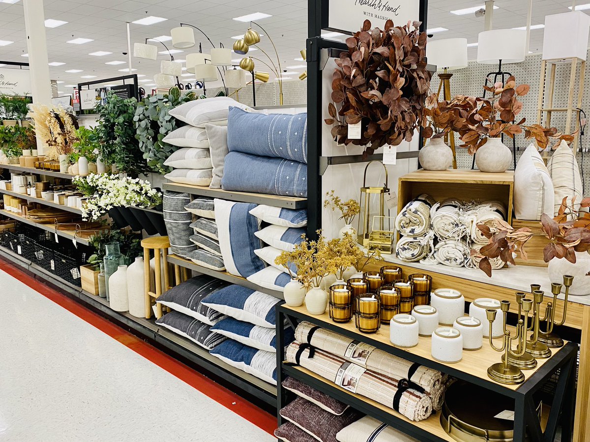 Jessica05456673's tweet photo. Sharing the new Hearth and Hand harvest vibes @ T2065 created by my new VM Jeff! @AshleePermenter @VisualMiami https://t.co/UyUDpRkRKq