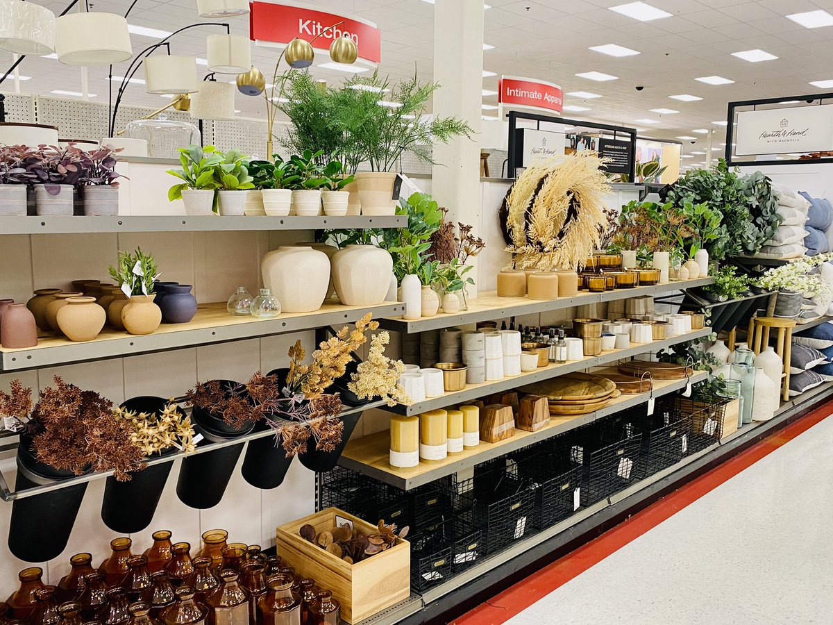 Jessica05456673's tweet photo. Sharing the new Hearth and Hand harvest vibes @ T2065 created by my new VM Jeff! @AshleePermenter @VisualMiami https://t.co/UyUDpRkRKq