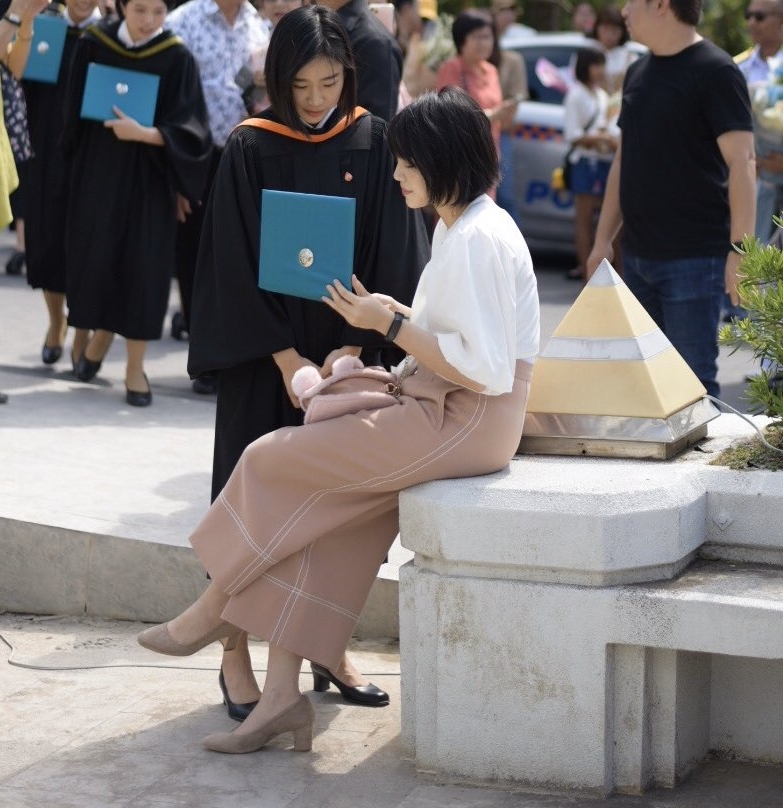 สเตจ NV วันนี้ ตอนป๊อปเป้อกับอีฟพูดถึงพิเฌอ ที่เหมือนเป็นคุณแม่ของรุ่น 3 แล้วเล่าเรื่องที่พิเฌอถามเรื่องเกรด

นึกถึงรูปพิเฌอกับแพนด้าตอนงานรับปริญญารูปนี้เลย~ 555