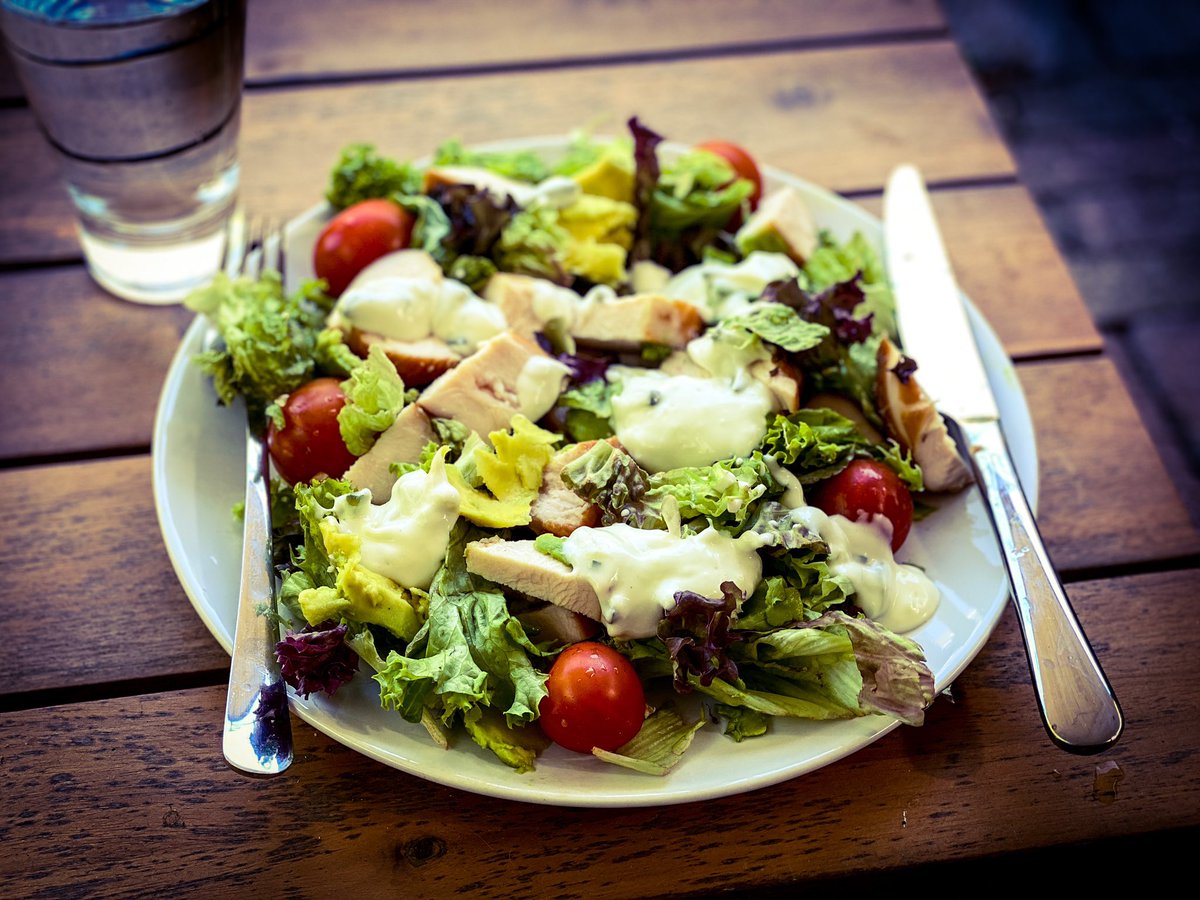 digitejo's tweet photo. Salade met gerookte kip, tomaatjes, avocado en dressing van tzaziki. #teamsalade https://t.co/q6nmKIwTo7