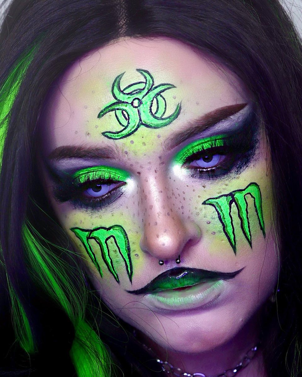 muachrissyxx's tweet image. I’m obsessed with doing this lip combo??!!