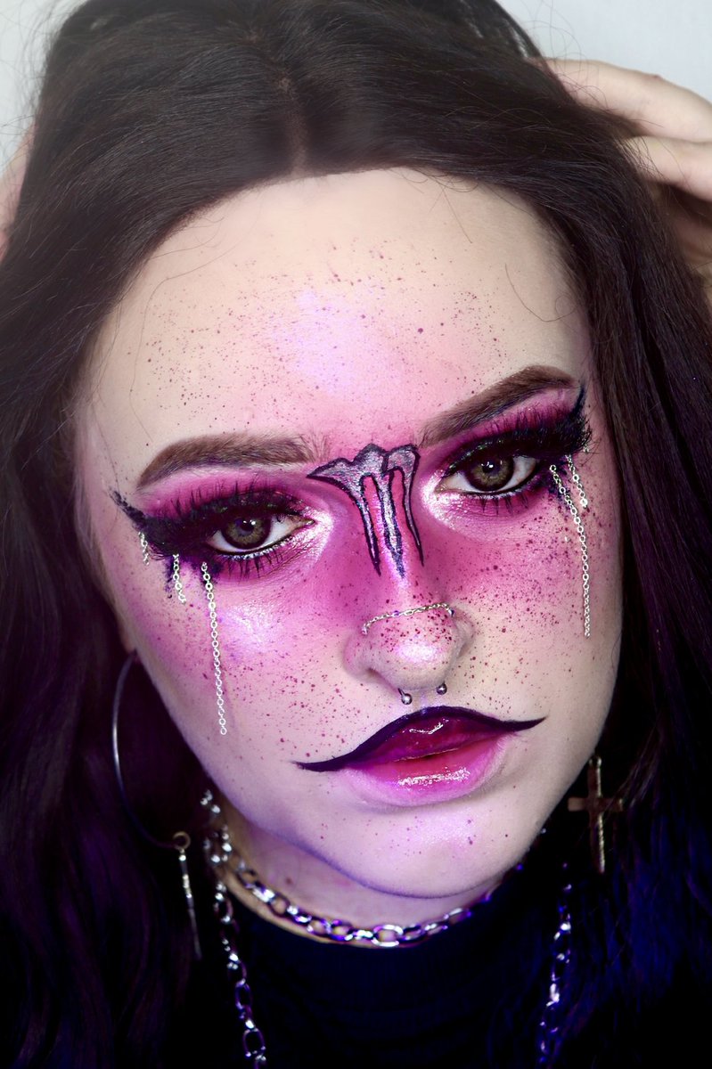 muachrissyxx's tweet image. I’m obsessed with doing this lip combo??!!