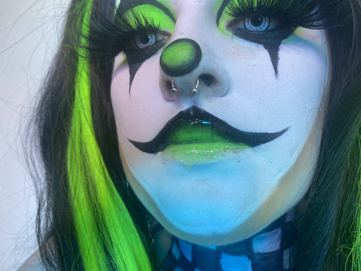 muachrissyxx's tweet image. I’m obsessed with doing this lip combo??!!