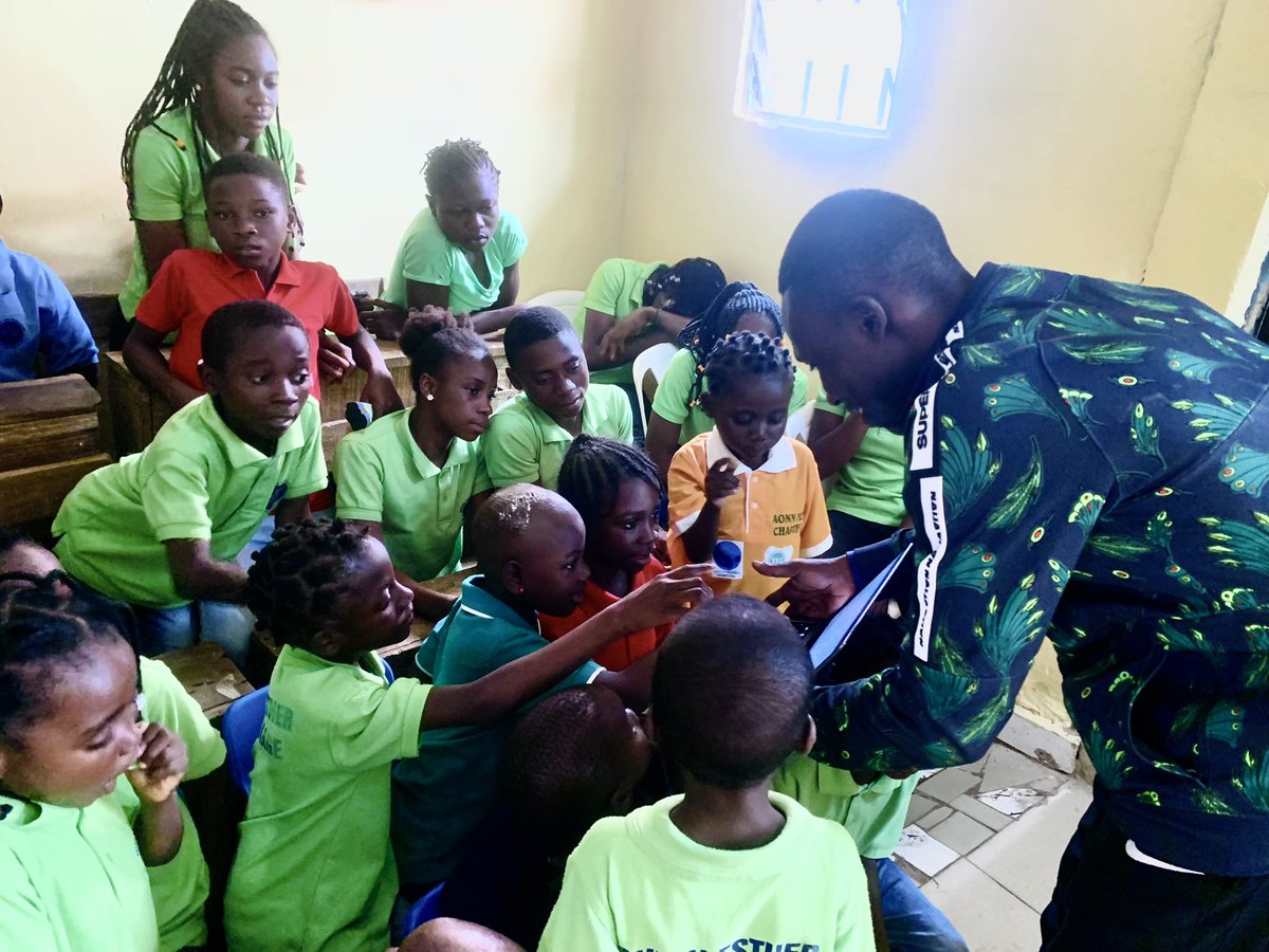 AbdulmuizzYusuf's tweet photo. On Today’s Episode of Community Outreach. Kabusa Community Abuja welcomed us for #project_Hope #Save_A_Soul and #Educate_A_Child. I lectured the kids on basic Computer applications and boosted their IT knowledge. Giving back my little knowledge to the society. 🙂🙂🙂 https://t.co/5C9JmQOfMk