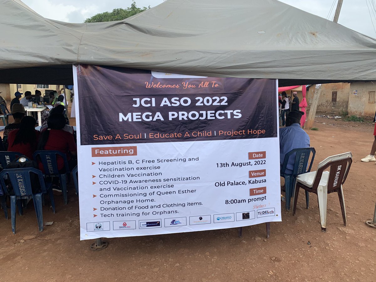 AbdulmuizzYusuf's tweet photo. On Today’s Episode of Community Outreach. Kabusa Community Abuja welcomed us for #project_Hope #Save_A_Soul and #Educate_A_Child. I lectured the kids on basic Computer applications and boosted their IT knowledge. Giving back my little knowledge to the society. 🙂🙂🙂 https://t.co/5C9JmQOfMk