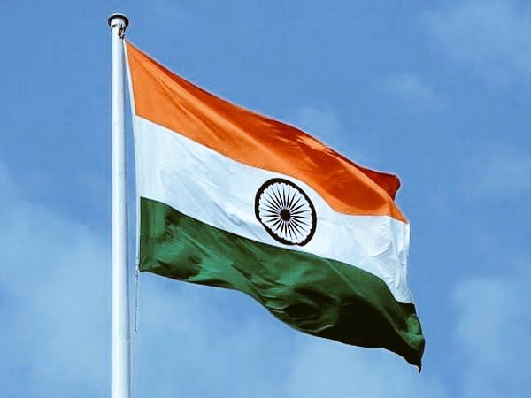 AnuragPatelIND's tweet photo. हर घर तिरंगा यानी अबकी बार हर घर मे तिरंगा जायेगा और 15 अगस्त बाद सड़क पे कहीं कहीं गिरा नजर आएगा एसा ना हो इसीलिए हमारा प्रयास है देश के सभी भाई बहन तिरंगे को ले तो कृपया उसको खुद से ज्यादा हिफाज़त से रखे यह पोस्ट हर देश का जिम्मेदार नागरिक रिट्वीट जरूर करें 💐 वन्दे मातरम्💐 https://t.co/WJNuOEIEDd