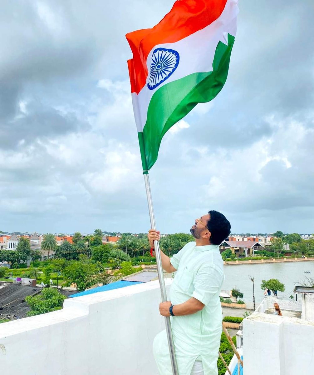 IshwarParmarMLA's tweet photo. આઝાદી ના અમૃત મહોત્સવ અંતર્ગત વડાપ્રધાનશ્રી @narendramodi સાહેબ દ્વારા શરૂ કરવામાં આવેલ હર ઘર તિરંગા અભિયાન અંતર્ગત આજે મારા નિવાસસ્થાને દરેક ભારતીય ના ગૌરવ સમો તિરંગો લહેરાવ્યો. https://t.co/6Wck1hWJv8