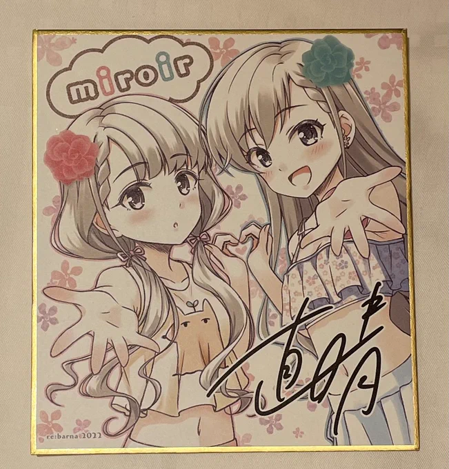 明日の新刊セットの一部アイテムの実物写真です。印刷綺麗でいい感じ…!ミニ色紙は高級感があってすごい!miroirダブルミラーも合皮に印刷されてるので綺麗で質感もいいです 
