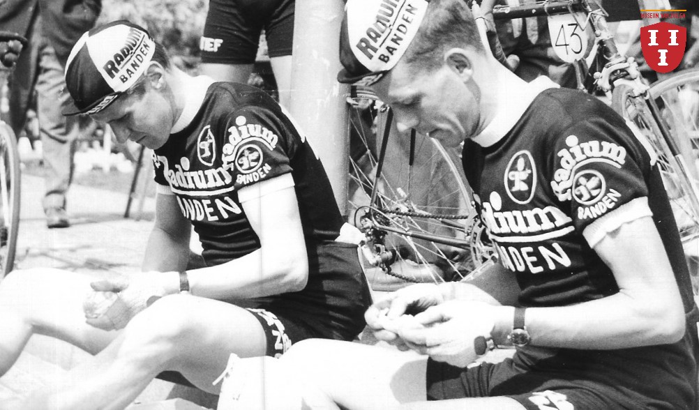 MuseumVanZuilen's tweet photo. De in #Zuilen geboren #MichelStolker is de 1e Nederlander die de #TourdeFrance, de #Giro en #Vuelta reed. We plaats(t)en foto's van de Zuilense renner. Zijn #racefiets staat in de hal van het #Stadskantoor! In 1960 zit hij hier samen met #PeterPost tijdens de #RondevanNederland! https://t.co/SzeoQVUezK