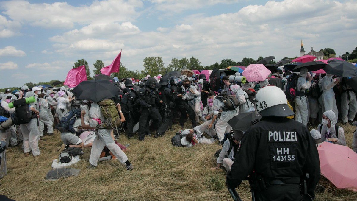 Das #Polizeiproblem ist ist prügelnd in den <a href="/FingerPinker/">Pinker Finger</a> und zieht eine einzelne Person heraus.

Da sie unseren Protest nicht verhindern können greifen sie zur Gewalt gegen Aktivist*innen. Gedeckt werden sie von der Justiz.
📸 <a href="/MerwinGo/">Merwin Goldschmidt 🐋</a>