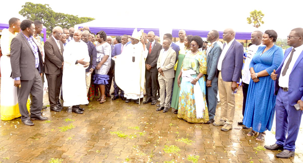 Mapenduzi_Fundn's tweet photo. Members of Parliament in a picture moment with his Grace, the most Rev.. Dr. John Baptist Odama

#MapenduziFoundation https://t.co/oPsQiOKHbY