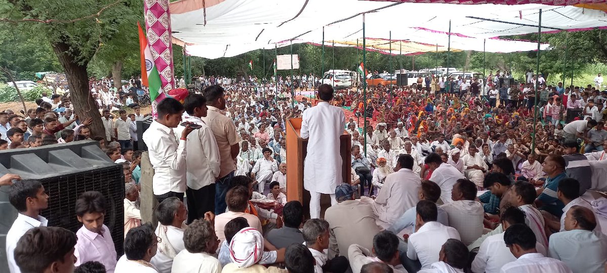 Sandeshvataksv's tweet photo. वैर विधानसभा के गांव नगला बंध सैंधली में विशाल पद गायन,
दंगल कार्यक्रम में उपस्थित दौसा जिला प्रमुख हीरालाल सैनी, राजस्थान विधान सभा सदस्य भजनलाल जाटव
@bhajanlaljatav #wair #Rajasthan @aapkahiralal @JournalistPadam #Bharatpur #congress https://t.co/HZwXw6I0YY