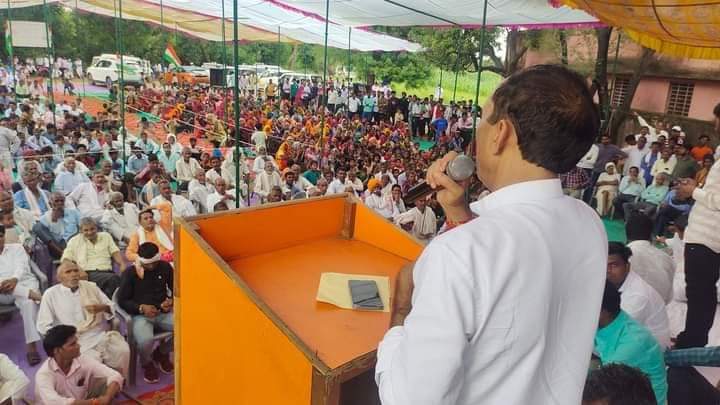 Sandeshvataksv's tweet photo. वैर विधानसभा के गांव नगला बंध सैंधली में विशाल पद गायन,
दंगल कार्यक्रम में उपस्थित दौसा जिला प्रमुख हीरालाल सैनी, राजस्थान विधान सभा सदस्य भजनलाल जाटव
@bhajanlaljatav #wair #Rajasthan @aapkahiralal @JournalistPadam #Bharatpur #congress https://t.co/HZwXw6I0YY