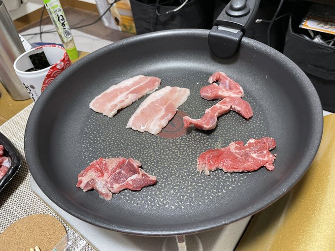 なぜか肉を焼きながらヨスガノソラを見てる 