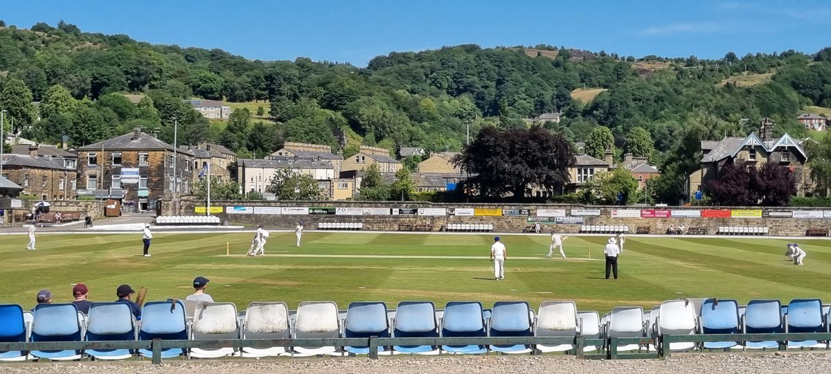 Todmorden v Lowerhouse. Glorious. UTH! <a href="/LowerhouseCC/">Lowerhouse Cricket Club 💙💛</a> <a href="/TodmordenCC/">Todmorden Cricket Club</a>
