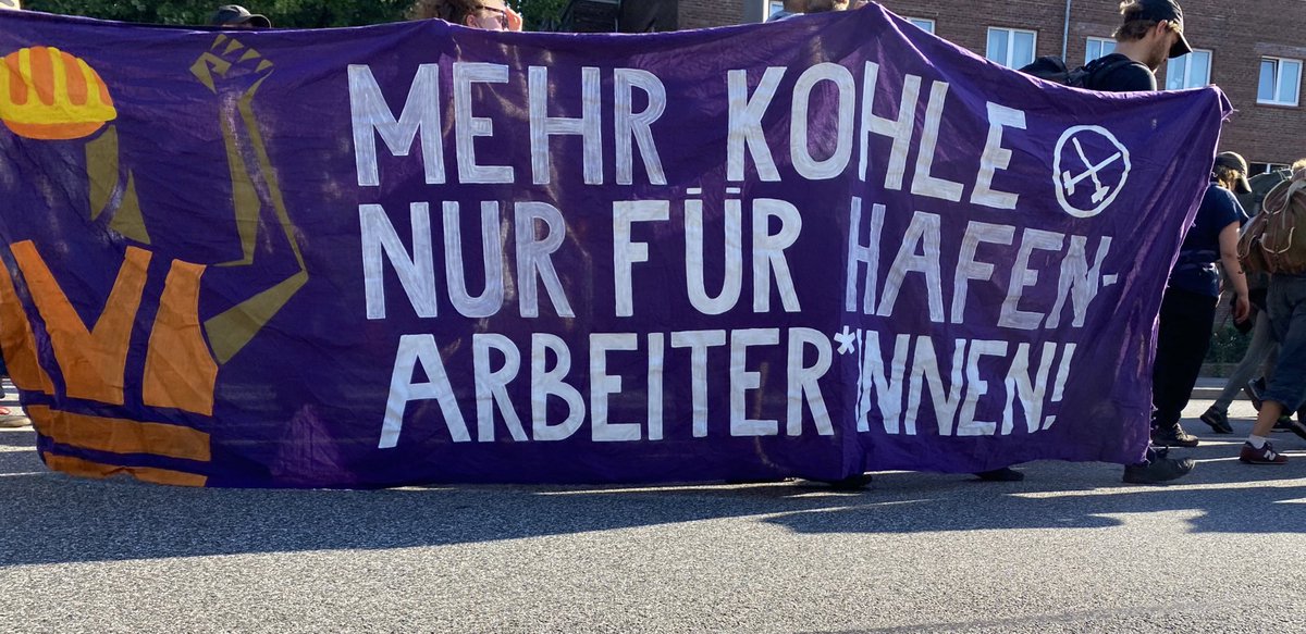 oeko_radi_links's tweet photo. Klimakampf 🤝 Klassenkampf!
Der #Hafen ist blockiert! Wir senden solidarische Grüße an die Haffenarbeiter:innen. Euer Kampf ist unserer! One struggle, one fight! #hh1308 https://t.co/nPcSHnBBEF