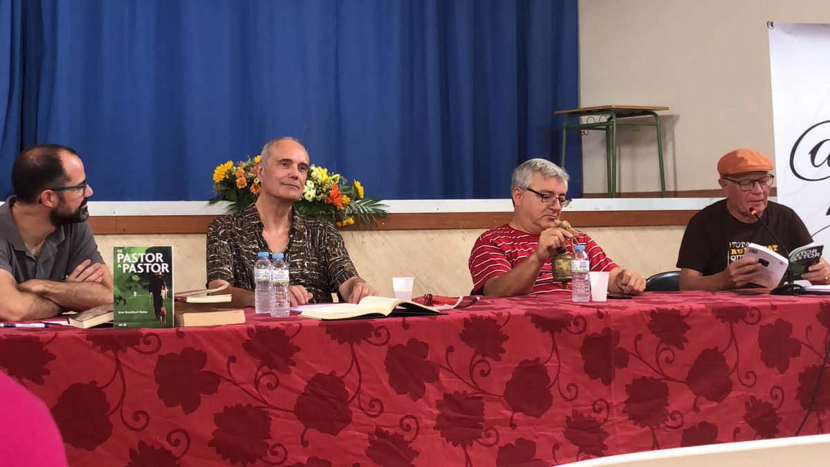 vicentsanz's tweet photo. Al vermut literari de l’@ACFAXert , de la mà de @JMesseguerCarbo, per parlar d’#Estrellademar, Ramon París i #Seidia @OnadaEdicions i Joan Besalduch #Depastorapastor. Hem tocat l’esquella! https://t.co/olNNr9worj