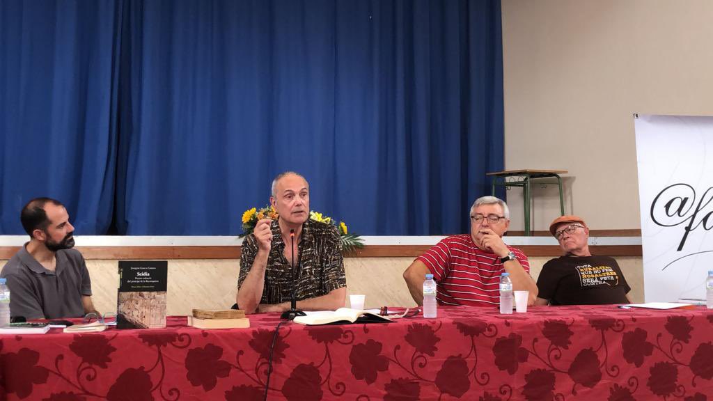 vicentsanz's tweet photo. Al vermut literari de l’@ACFAXert , de la mà de @JMesseguerCarbo, per parlar d’#Estrellademar, Ramon París i #Seidia @OnadaEdicions i Joan Besalduch #Depastorapastor. Hem tocat l’esquella! https://t.co/olNNr9worj