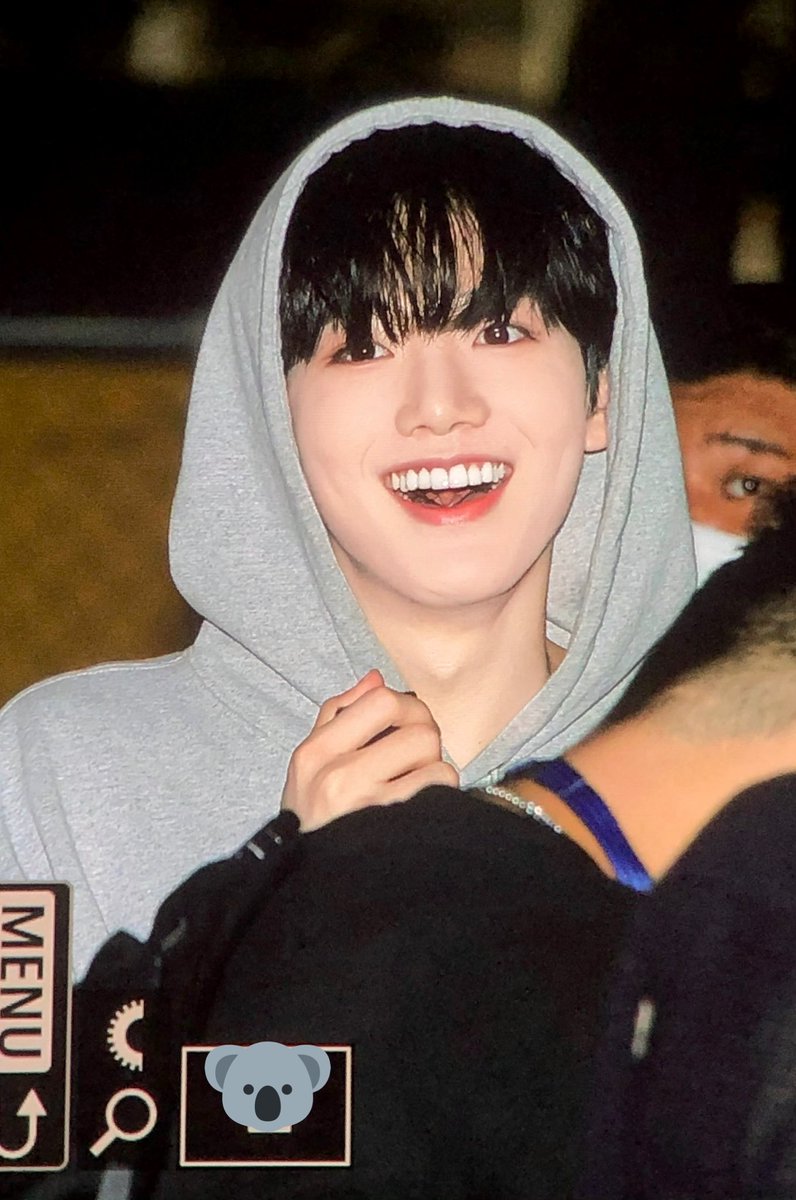 junkyu0909_net's tweet photo. [PRE]
220813
퇴근~
#treasure  #트레저  #준규 #김준규 #JUNKYU #ハンサムコアラ https://t.co/lGeGjzIeO5