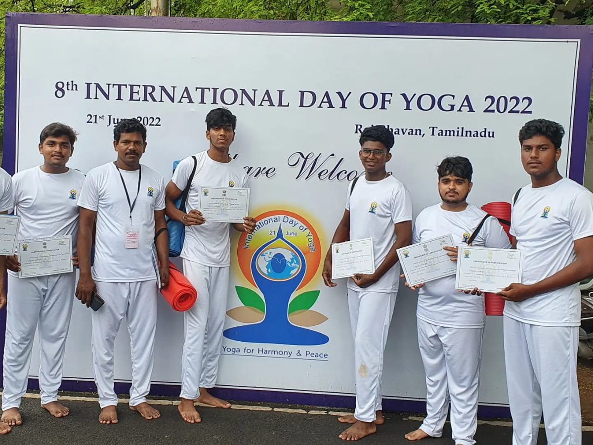Nsslc3C's tweet photo. Our Loyola nss volunteers celebrated the 8th international Day of yoga 2022 at Shasthri Bhavan on 21st June under the theme" Yoga for harmony&amp; peace. 
#Internationaldayofyoga
#GovermentofIndia
#loyolanssoffical
#universityofmadras
#nssindia https://t.co/B09ItDYQMc