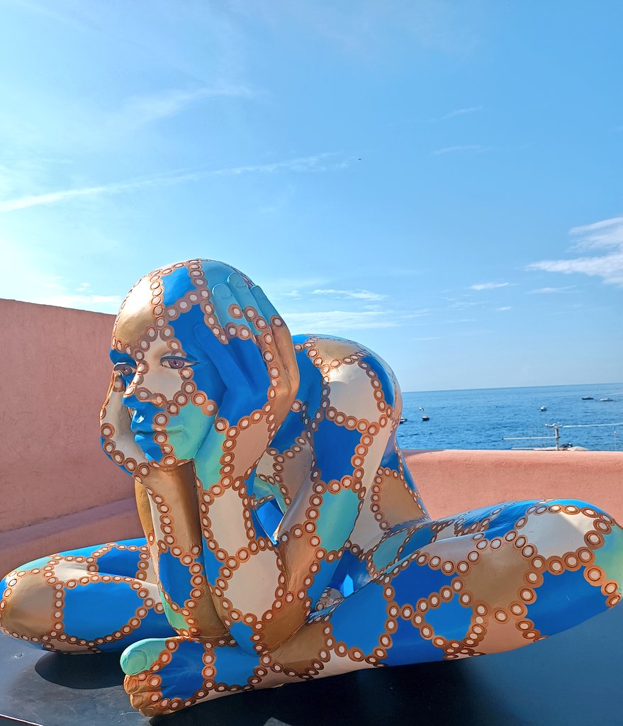 pallideidee's tweet photo. L'espressione comunicativa e i colori del mare di Im-plosione.
 Nei toni d’azzurro, turchese, sabbia e bronzo.
#Rabarama 
#implosione
#Positano https://t.co/DxxvSrguRE