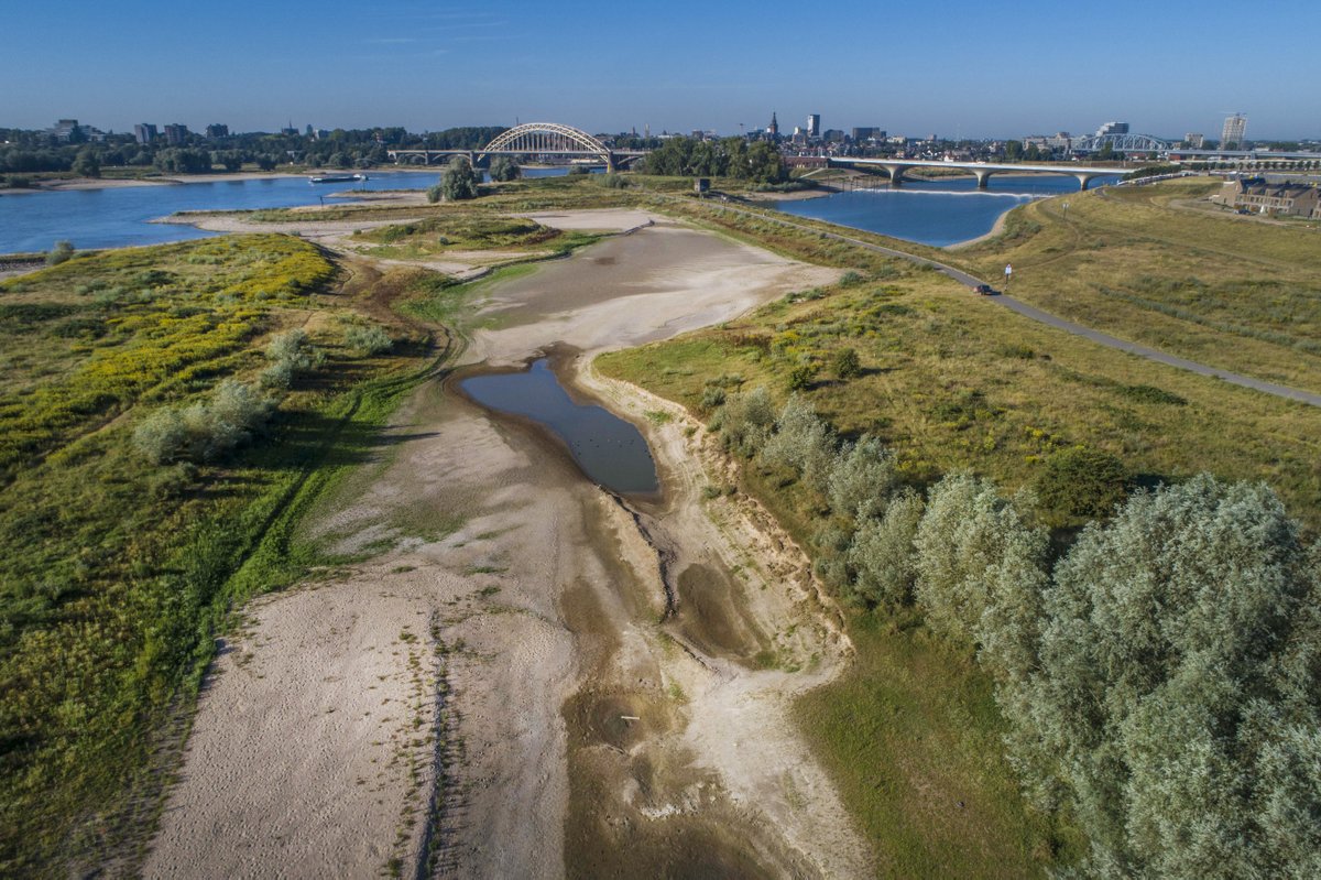 wsrivierenland's tweet photo. Het is droog en heet 🥵 in Nederland. Ook in het rivierengebied. Het waterschap neemt maatregelen om de gevolgen van droogte tegen te gaan. We roepen iedereen op om zuinig te zijn met water. Op de hoogte blijven? Kijk op onze blog 👉 https://t.co/T27R9d9hEu #droogte https://t.co/ncQLOUkgM9