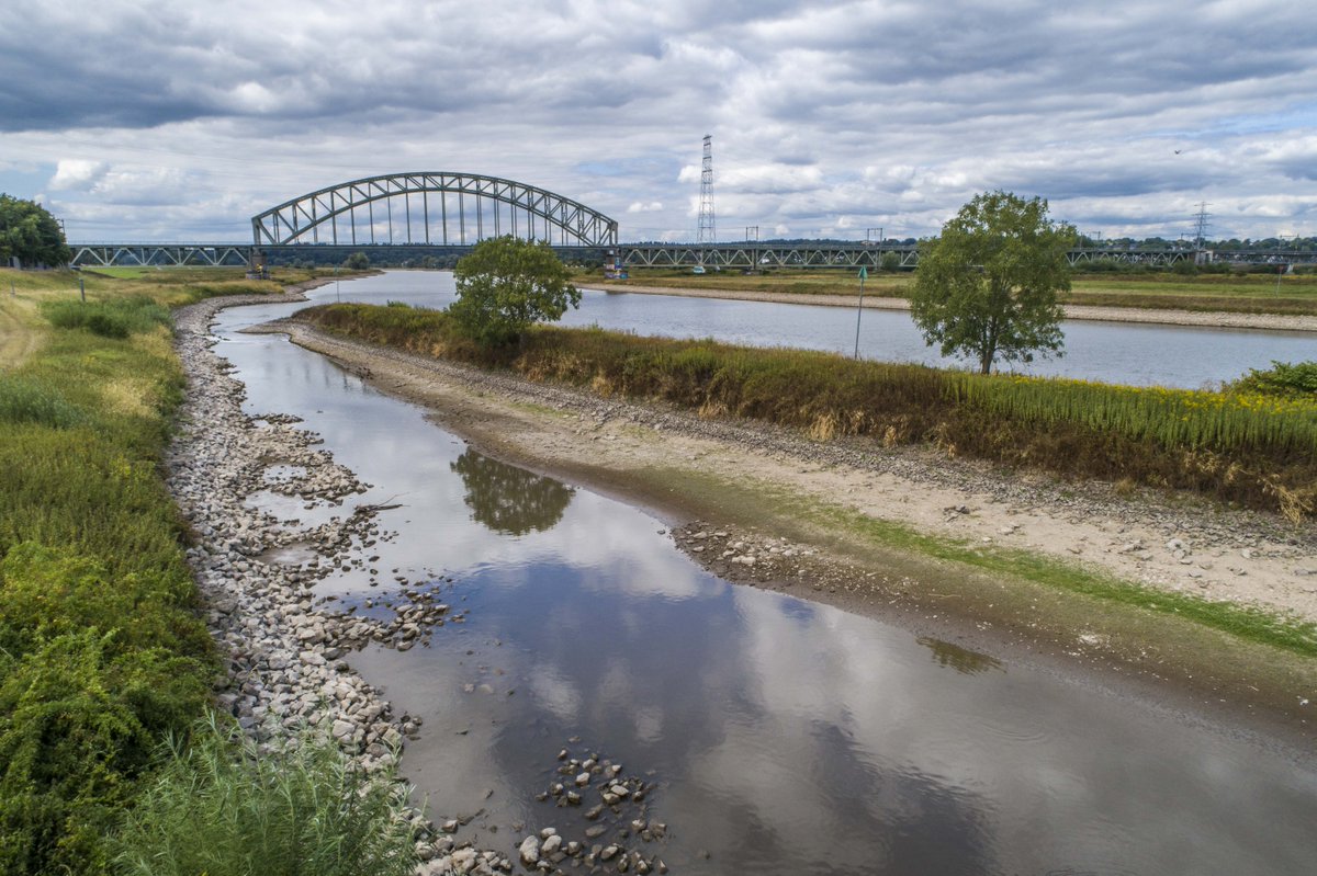 wsrivierenland's tweet photo. Het is droog en heet 🥵 in Nederland. Ook in het rivierengebied. Het waterschap neemt maatregelen om de gevolgen van droogte tegen te gaan. We roepen iedereen op om zuinig te zijn met water. Op de hoogte blijven? Kijk op onze blog 👉 https://t.co/T27R9d9hEu #droogte https://t.co/ncQLOUkgM9