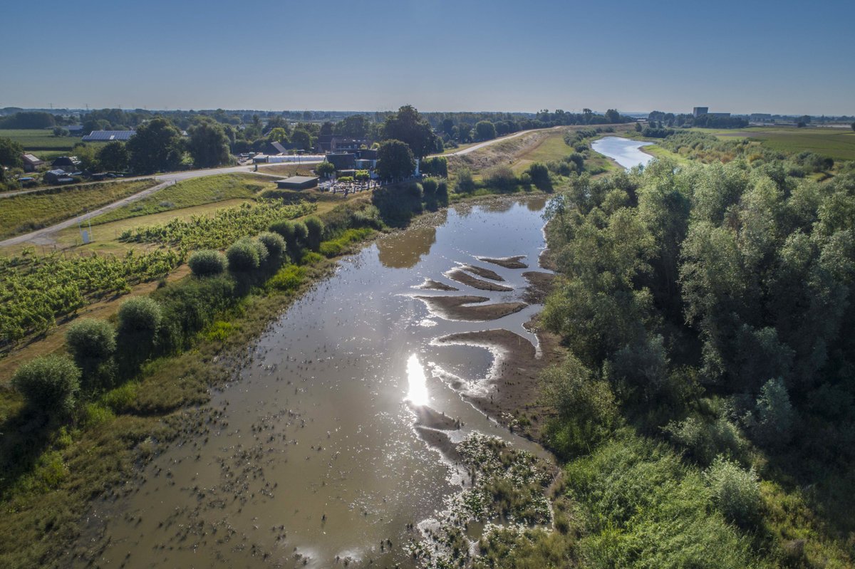 wsrivierenland's tweet photo. Het is droog en heet 🥵 in Nederland. Ook in het rivierengebied. Het waterschap neemt maatregelen om de gevolgen van droogte tegen te gaan. We roepen iedereen op om zuinig te zijn met water. Op de hoogte blijven? Kijk op onze blog 👉 https://t.co/T27R9d9hEu #droogte https://t.co/ncQLOUkgM9