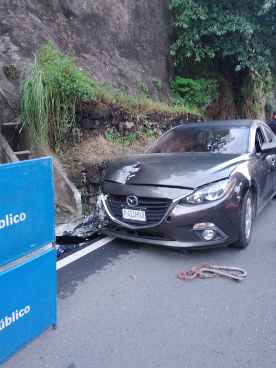 EmixtraPablo's tweet photo. Se reporta persona fallecida en charcas aun costado de Colegio Campo Alegre, Ministerio Público trabaja en el lugar por lo que la vía está bloqueada temporalmente. #TránsitoMixco https://t.co/IFahJAjGvg