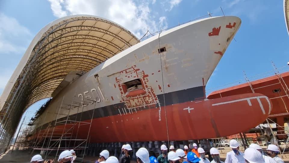 adzman86's tweet photo. Ini kapal atau besi buruk? RM 6 Bilion dah dibayar, ini LCS 1 dengan perkembangan yang paling terkehadapan berbanding 4 kapal lain dan LCS 6 belum mula dibina. Bayangkan skandal sebegini cuba ditutup perompak dengan mengandaikan rakyat bodoh untuk terima &amp; percaya. Anda ok? https://t.co/oLYoEOZqDq