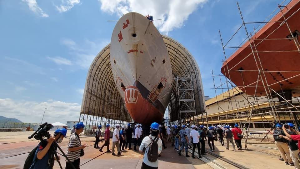 adzman86's tweet photo. Ini kapal atau besi buruk? RM 6 Bilion dah dibayar, ini LCS 1 dengan perkembangan yang paling terkehadapan berbanding 4 kapal lain dan LCS 6 belum mula dibina. Bayangkan skandal sebegini cuba ditutup perompak dengan mengandaikan rakyat bodoh untuk terima &amp; percaya. Anda ok? https://t.co/oLYoEOZqDq
