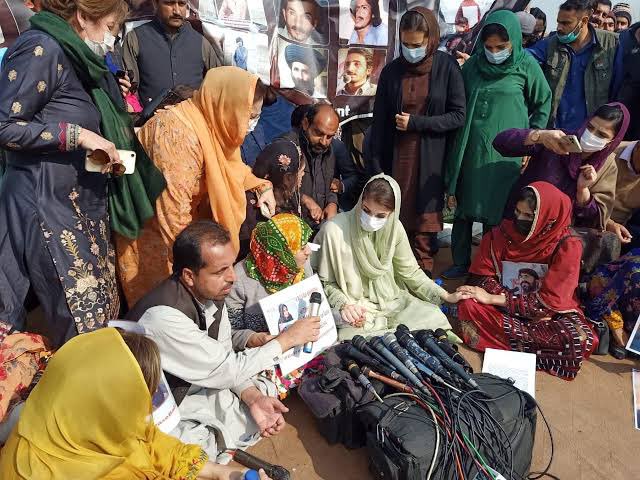 SammiBaluch's tweet photo. .@MaryamNSharif جب سے آپکی پارٹی اقتدار میں آئی ہے گیس  بجلی لوڈشیڈنگ تک آپ کی فوری ٹویٹ دیکھے ہیں مگر کچھ وعدے آپ نے ہم بدبختوں سے بھی کیے تھے عمران خان تو آپکی پارٹی سے نہیں تھا مگر موجودہ وزیر اعظم آپکے گھر سے ہے ہم اپنے پیاروں کی بازیابی کےلیے آج بھی سڑکوں پر سراپااحتجاج ہیں۔ https://t.co/lxVF3DKGPK