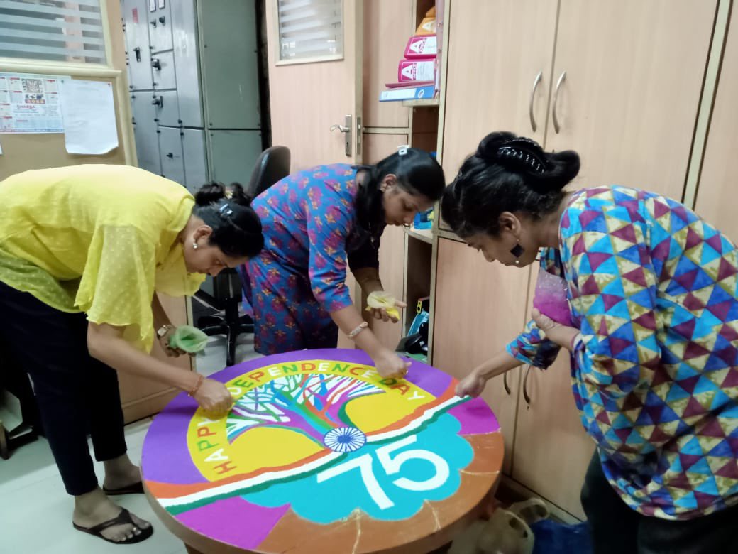 #AzadiKaAmritMahotsav @ #TISS
The rangoli art and the rangoli artists - Megha, Sunita and Namrata - at the Main Campus at #TISSMumbai