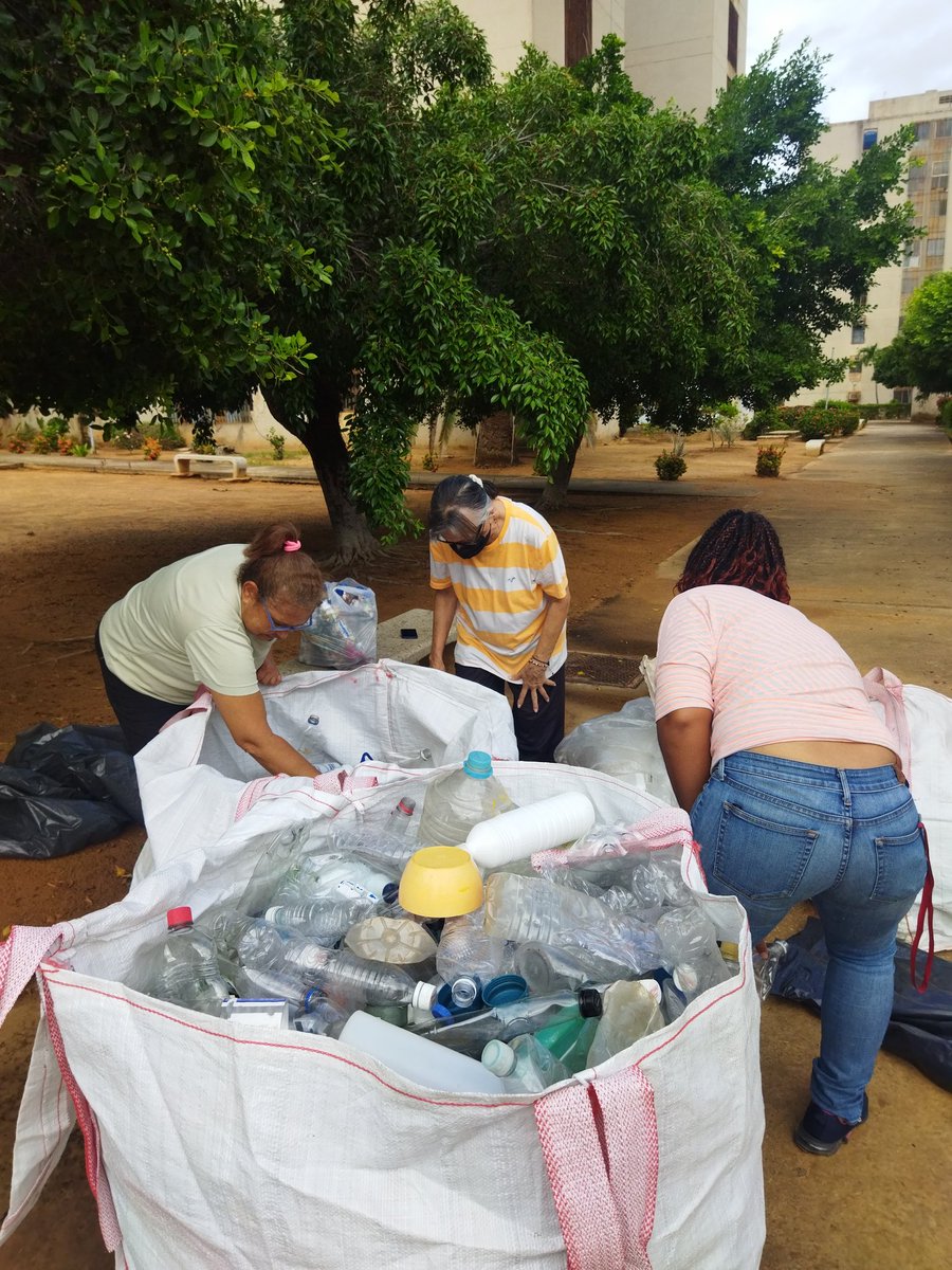 Cada persona que participa en las jornadas de reciclaje, es fundamental para que sea un éxito los centros de acopio internos en cada conjunto residencial. Un ejemplo es la comunidad de Residencias Palaima en #Maracaibo ♻️