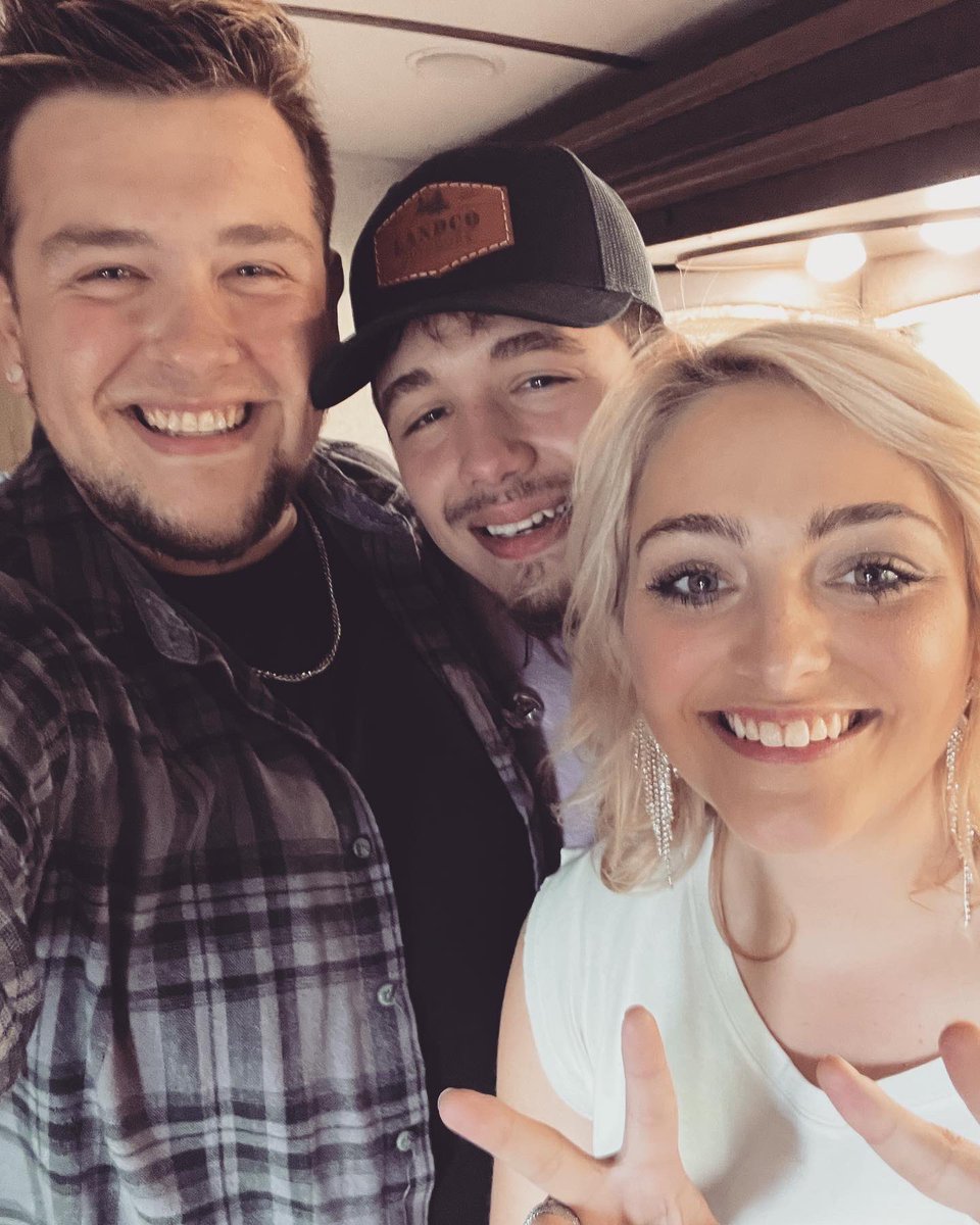 You’ll never guess who I found in the middle of a sunflower field yesterday! 🌻❤️ I missed these people like crazy.