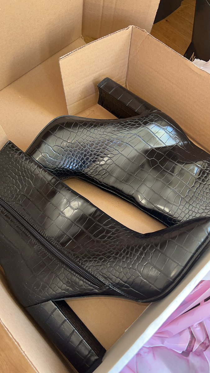 daisymeehanx's tweet photo. I’m actually fumingggg. How did I order 2 pairs of the exact same boots just in different sizes, and plt can’t even get it right. Left is what I ordered, right is what I got… and I need them by tomorrow😀😀😀😀😀 sort it out @OfficialPLT #prettylittlething https://t.co/s1OkDxYsyH
