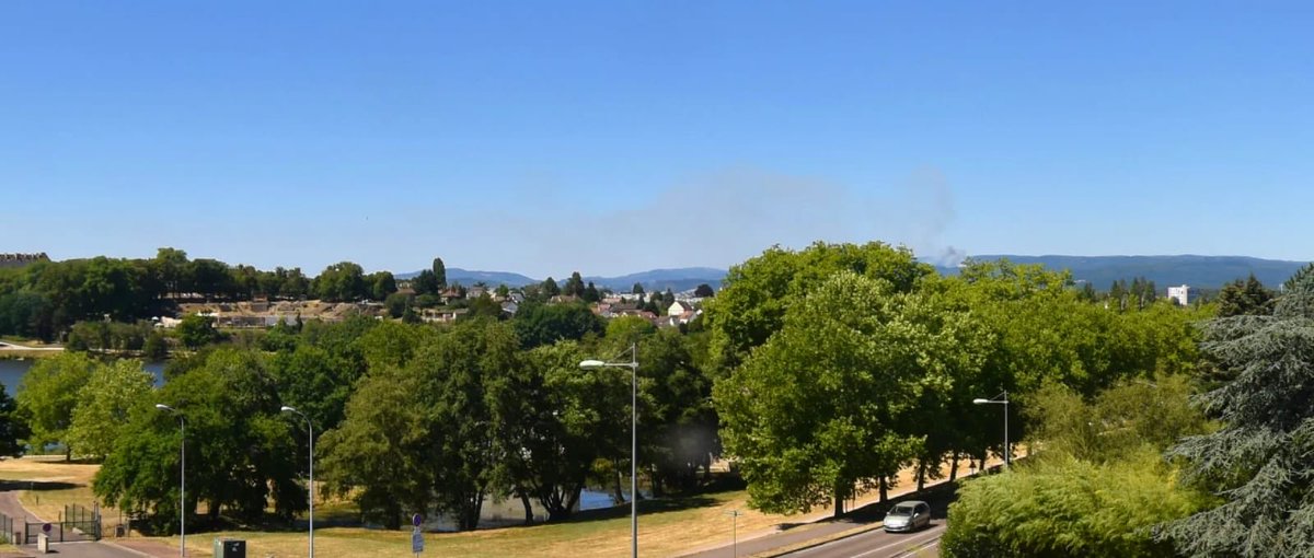 SDIS71's tweet photo. [INTERVENTION]
Un feu de forêt est en cours dans le Morvans entre les communes de Roussillon en Morvans et St Prix. Les secours sont sur place merci de faciliter leurs déplacements.
⁦@Prefet71⁩ ⁦@AccaryAndre⁩ ⁦@DDSIS71⁩ https://t.co/dM23J2XzMw