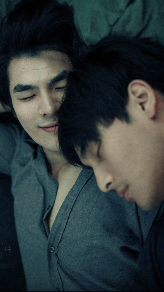 Huzur kollarımda olduğun andır benim için. Her nefesimde kokun olduğunda yaşadığımı hissediyorum sadece. Sadece sen yanımda uyandığında güneş doğuyor benim için. Kalbim sadece senin için atıyor sevgilim. Sadece sen, sadece aşkımız için.