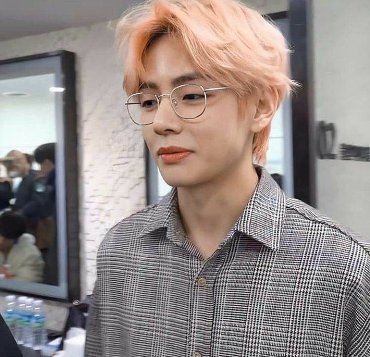 95SCONCERT's tweet photo. Peach hair taehyung https://t.co/ZZpewLCFUX