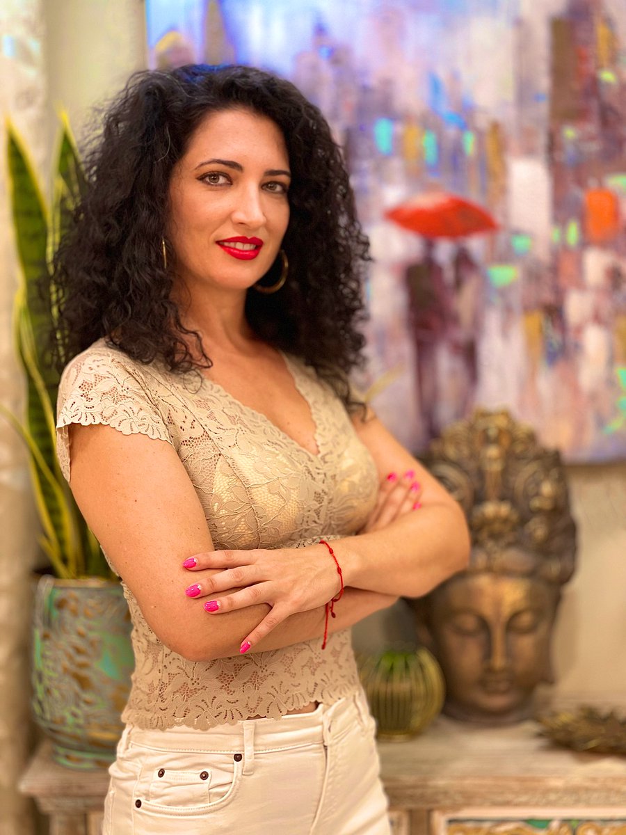 Quien soy y a qué me dedico 💖💃🏻

Soy Alejandra Almendro Bejarano, almonteña, mamá de dos niños Gabriel de 11 años y Alegría de 7 años. He sido la primera mujer presidenta De la Peña C. Flamenca de Almonte durante 8 años.  Me apasiona el flamenco y la decoración.