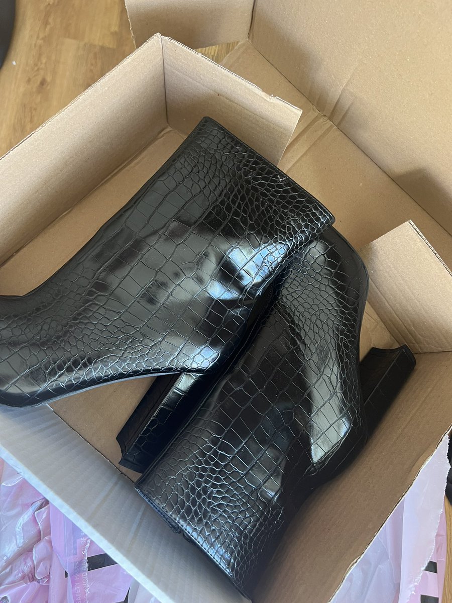 daisymeehanx's tweet photo. I’m actually fumingggg. How did I order 2 pairs of the exact same boots just in different sizes, and plt can’t even get it right. Left is what I ordered, right is what I got… and I need them by tomorrow😀😀😀😀😀 sort it out @OfficialPLT_CS @OfficialPLT #prettylittlething https://t.co/ZUXgg7uJhL